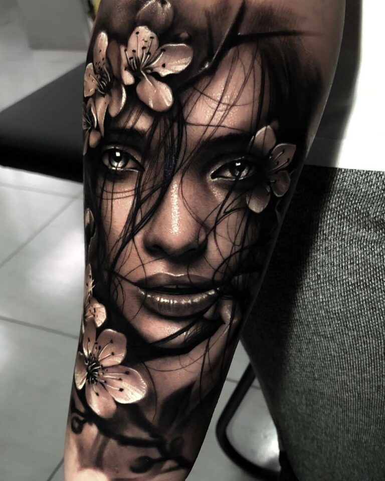 Tatuaż realistyczny. Kobieta i kwiaty.