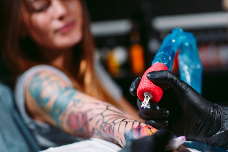 Kobieta podczas tatuowania.