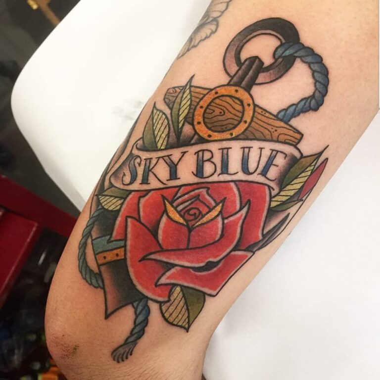 Tatuaż tradycyjny. Kotwica i róża.